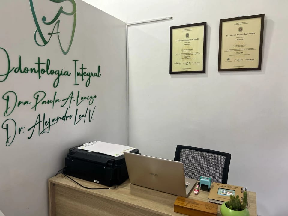 Recepción del consultorio con los diplomas de la Universidad Nacional de Colombia