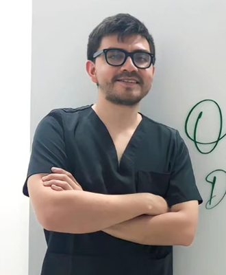 Dr. Alejandro Leal V. en el consultorio