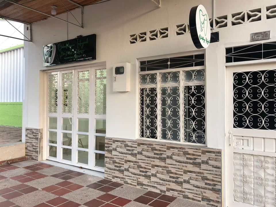 Fachada del consultorio Odontología Integral, con su letrero sobre la puerta blanca